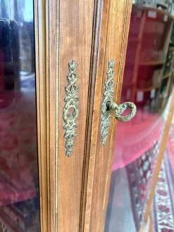 Vitrine d’angle ancienne Napoléon III en marqueterie et marbre - XIXe