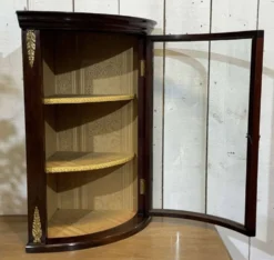 Vitrine d'angle murale anglaise en acajou des années 1950