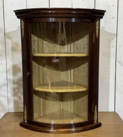 Vitrine d'angle murale anglaise en acajou des années 1950