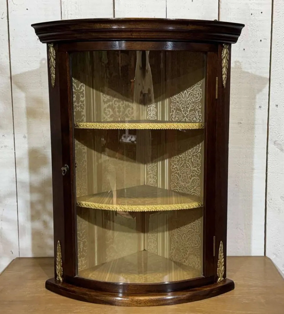 Vitrine d'angle murale anglaise en acajou des années 1950