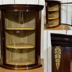 Vitrine d'angle murale anglaise en acajou des années 1950