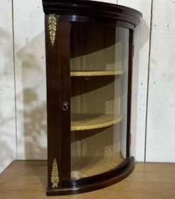 Vitrine d'angle murale anglaise en acajou des années 1950