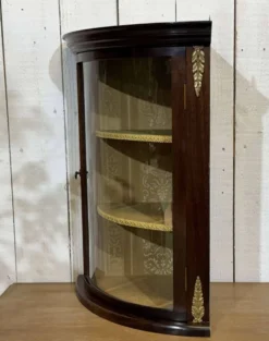 Vitrine d'angle murale anglaise en acajou des années 1950