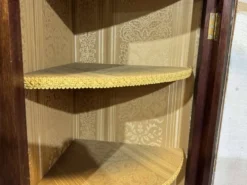 Vitrine d'angle murale anglaise en acajou des années 1950