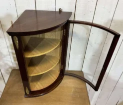 Vitrine d'angle murale anglaise en acajou des années 1950