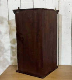 Vitrine d'angle murale anglaise en acajou des années 1950