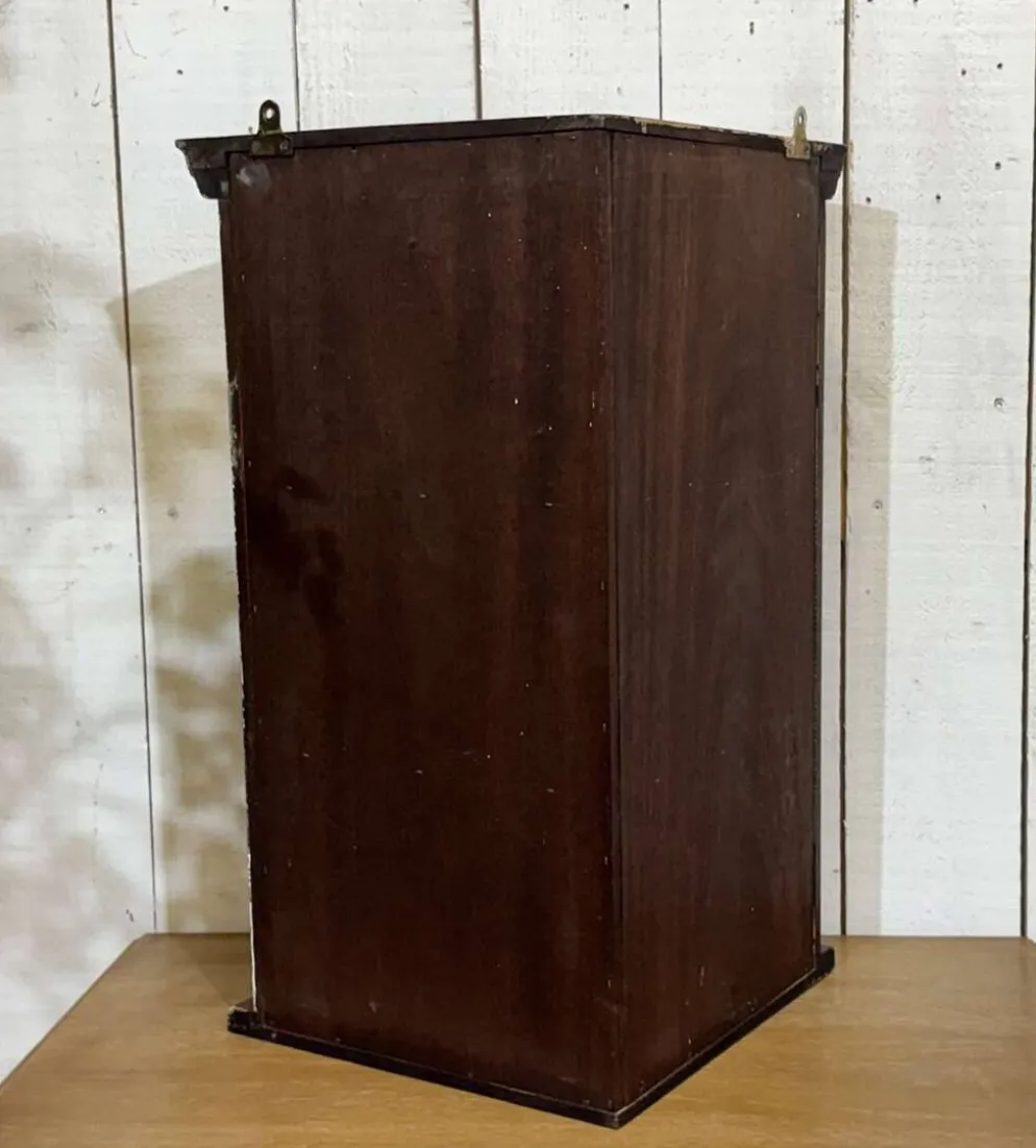 Vitrine d'angle murale anglaise en acajou des années 1950