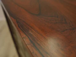 Vitrine d'angle, placage en bois de rose, Danemark années 1970