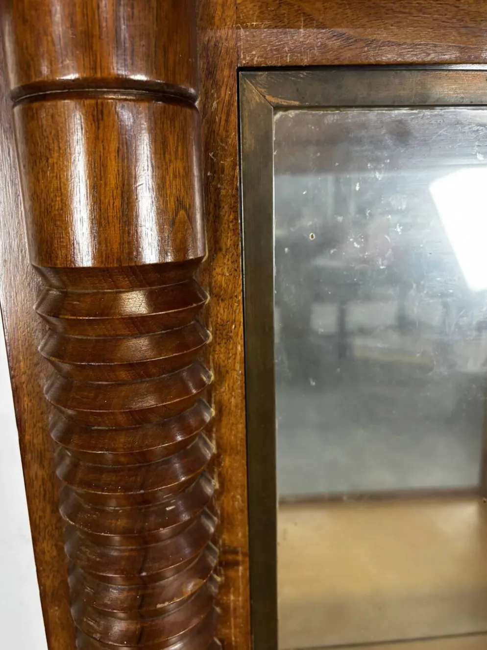 Vitrine dans le gout de Dudouyt en chêne à colonnes cannelées