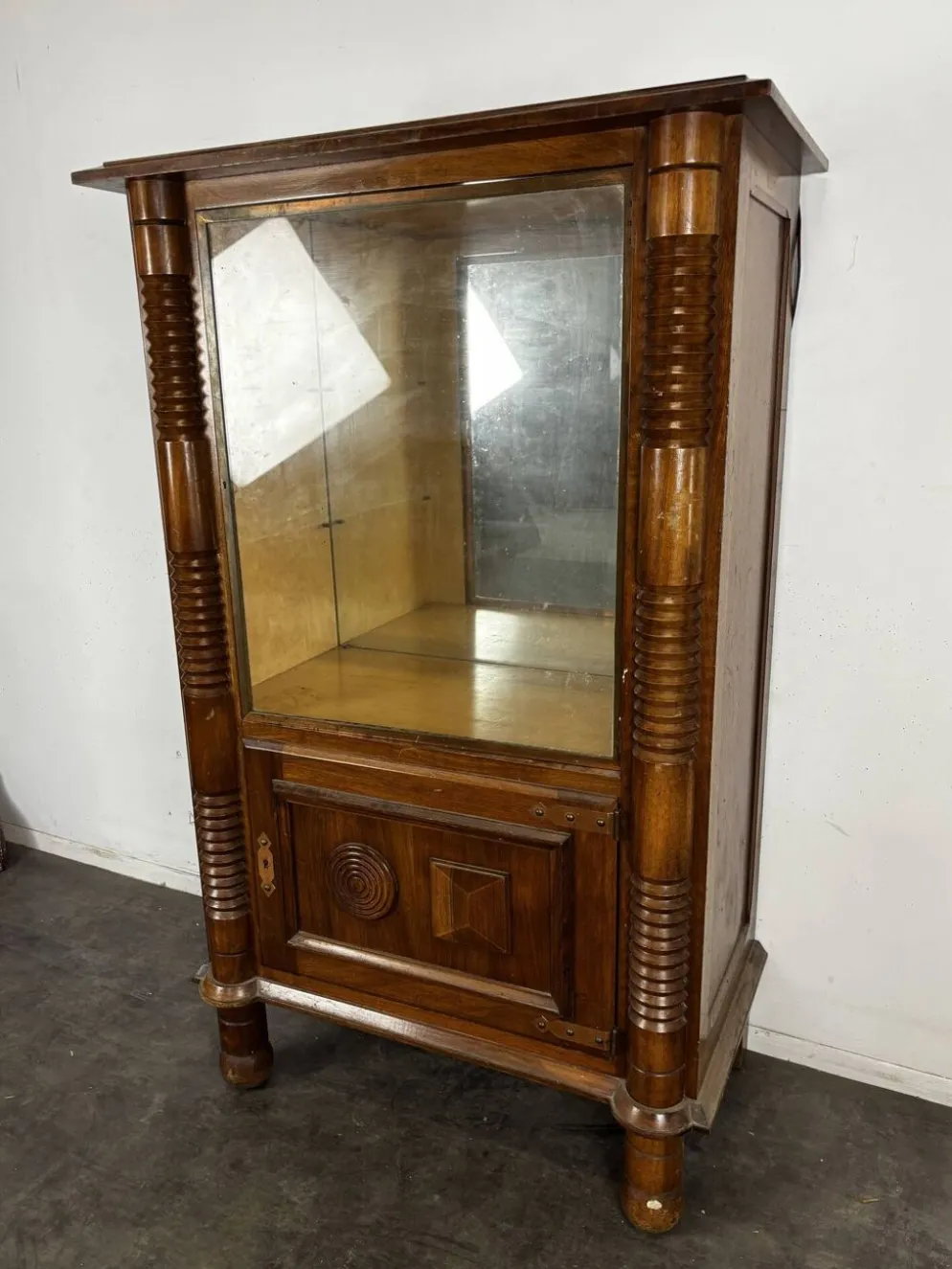 Vitrine dans le gout de Dudouyt en chêne à colonnes cannelées