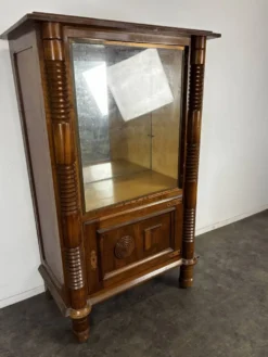 Vitrine dans le gout de Dudouyt en chêne à colonnes cannelées