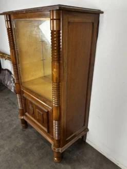 Vitrine dans le gout de Dudouyt en chêne à colonnes cannelées