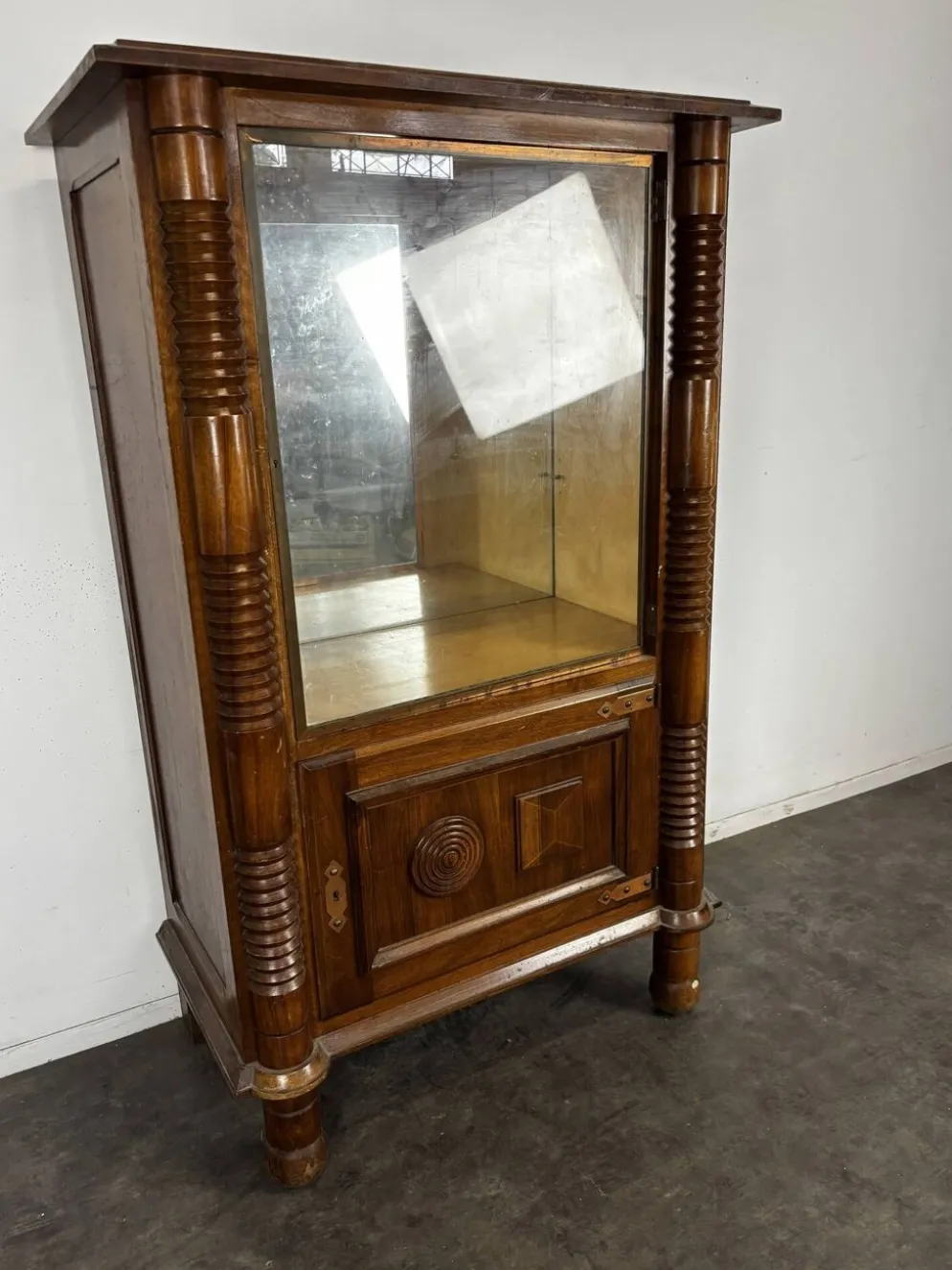 Vitrine dans le gout de Dudouyt en chêne à colonnes cannelées