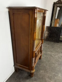 Vitrine dans le gout de Dudouyt en chêne à colonnes cannelées