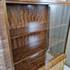 Vitrine de bibliothèque de style Art Déco des années 1950 restaurée avec placage en flamme
