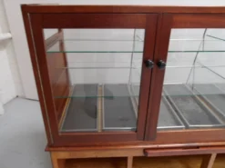 Vitrine de boulangerie vintage