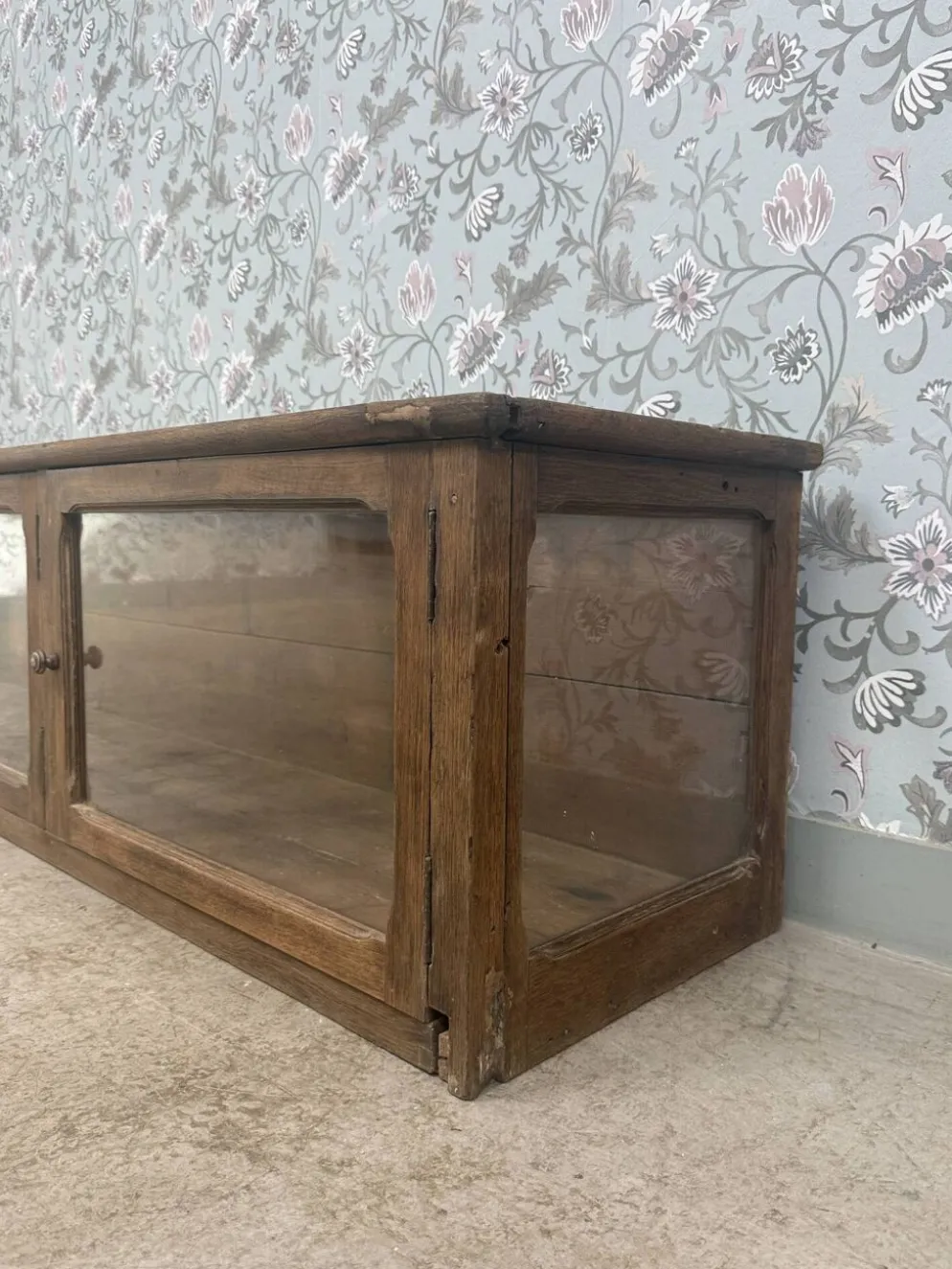 Vitrine de magasin ancienne en chêne (rénovée)