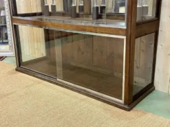 Vitrine de magasin début XXème en chêne à portes coulissantes