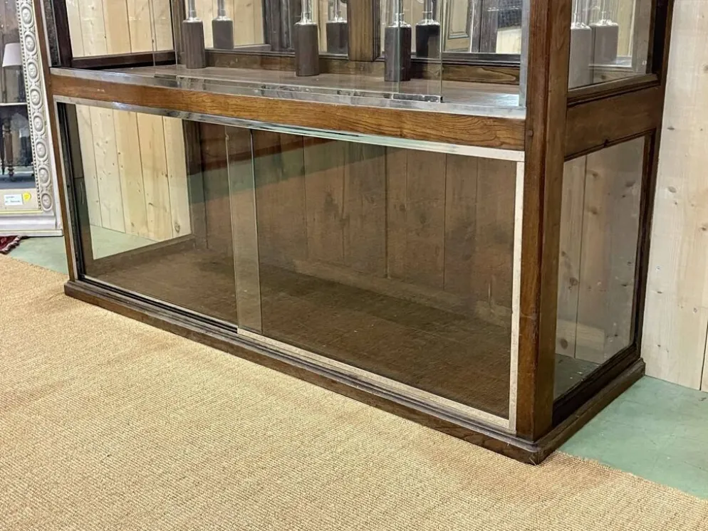 Vitrine de magasin début XXème en chêne à portes coulissantes
