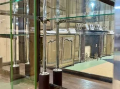 Vitrine de magasin début XXème en chêne à portes coulissantes