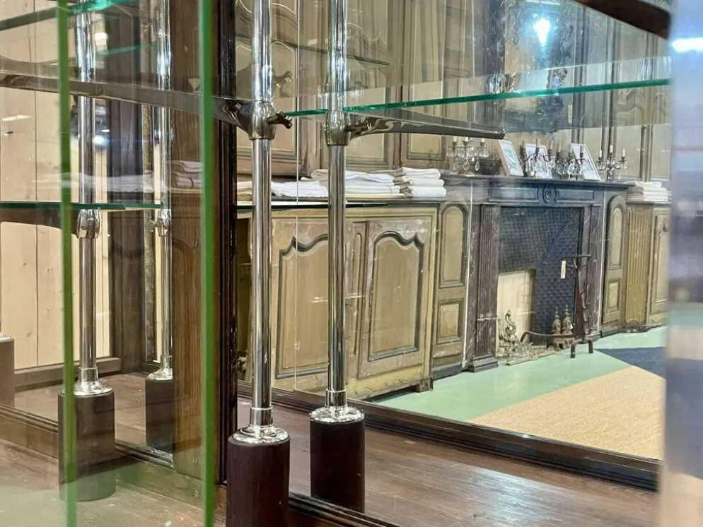 Vitrine de magasin début XXème en chêne à portes coulissantes