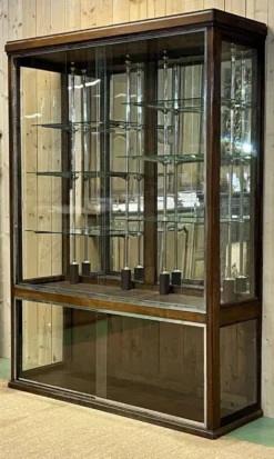 Vitrine de magasin début XXème en chêne à portes coulissantes