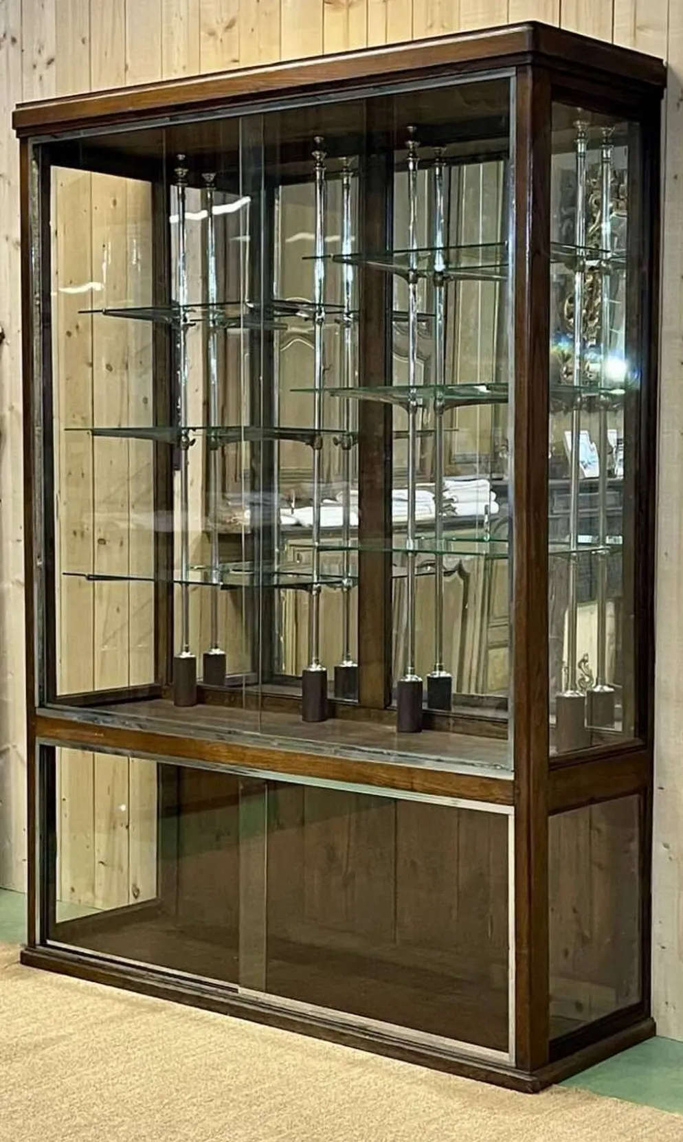 Vitrine de magasin début XXème en chêne à portes coulissantes