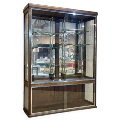 Vitrine de magasin début XXème en chêne à portes coulissantes