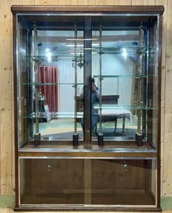Vitrine de magasin début XXème en chêne à portes coulissantes
