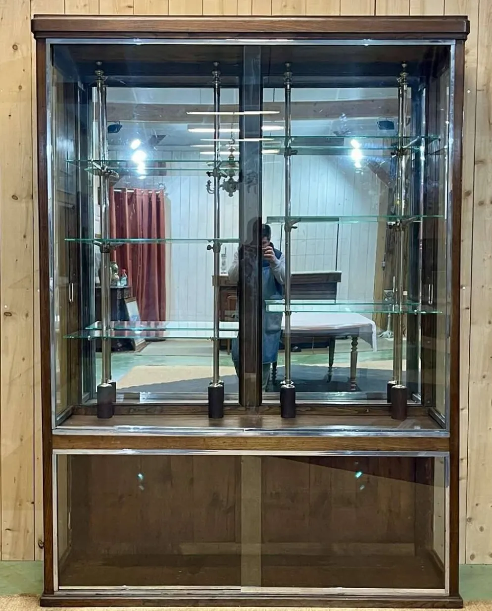 Vitrine de magasin début XXème en chêne à portes coulissantes