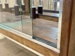 Vitrine de magasin début XXème en chêne à portes coulissantes