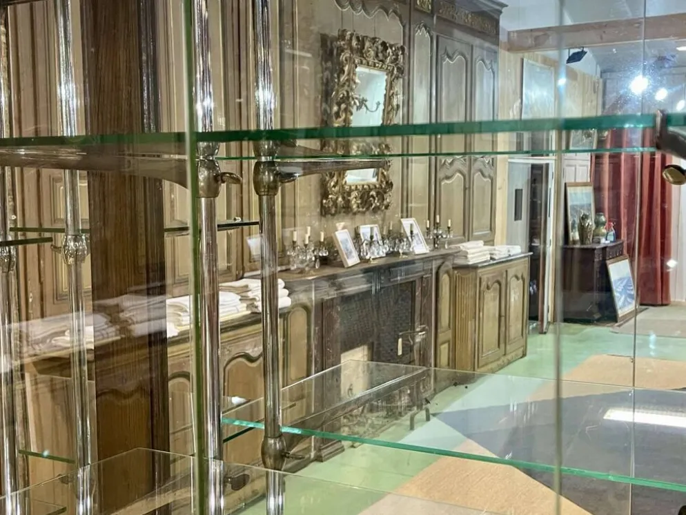 Vitrine de magasin début XXème en chêne à portes coulissantes