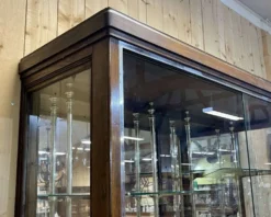 Vitrine de magasin début XXème en chêne à portes coulissantes