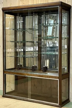 Vitrine de magasin début XXème en chêne à portes coulissantes