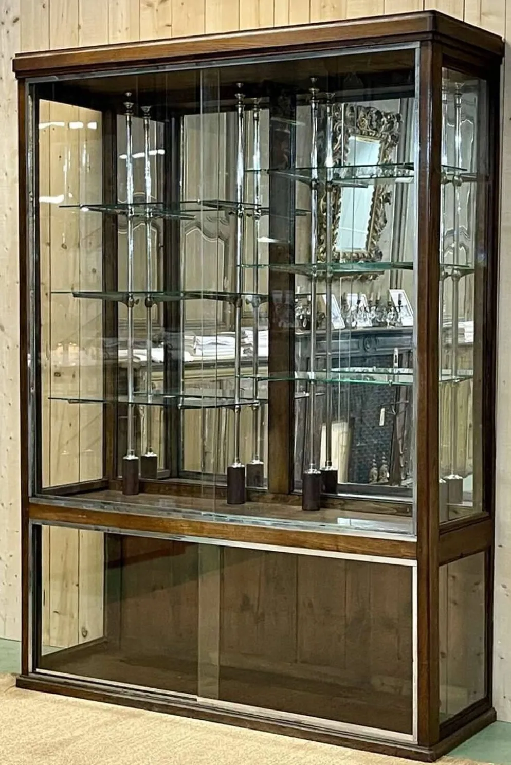 Vitrine de magasin début XXème en chêne à portes coulissantes