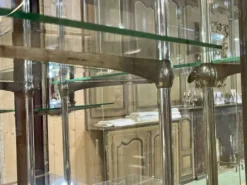 Vitrine de magasin début XXème en chêne à portes coulissantes