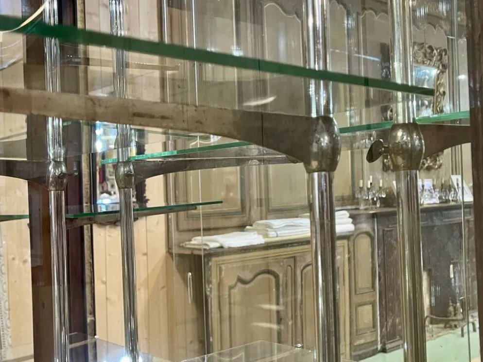Vitrine de magasin début XXème en chêne à portes coulissantes
