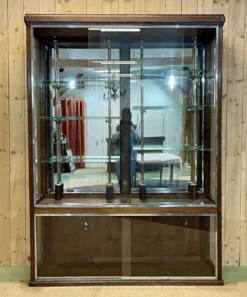 Vitrine de magasin début XXème en chêne à portes coulissantes