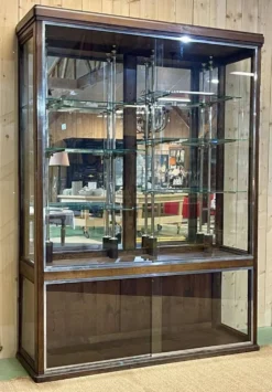 Vitrine de magasin début XXème en chêne à portes coulissantes