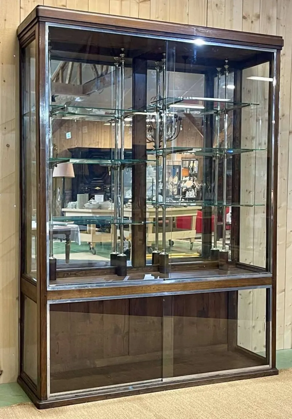 Vitrine de magasin début XXème en chêne à portes coulissantes