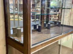 Vitrine de magasin début XXème en chêne à portes coulissantes