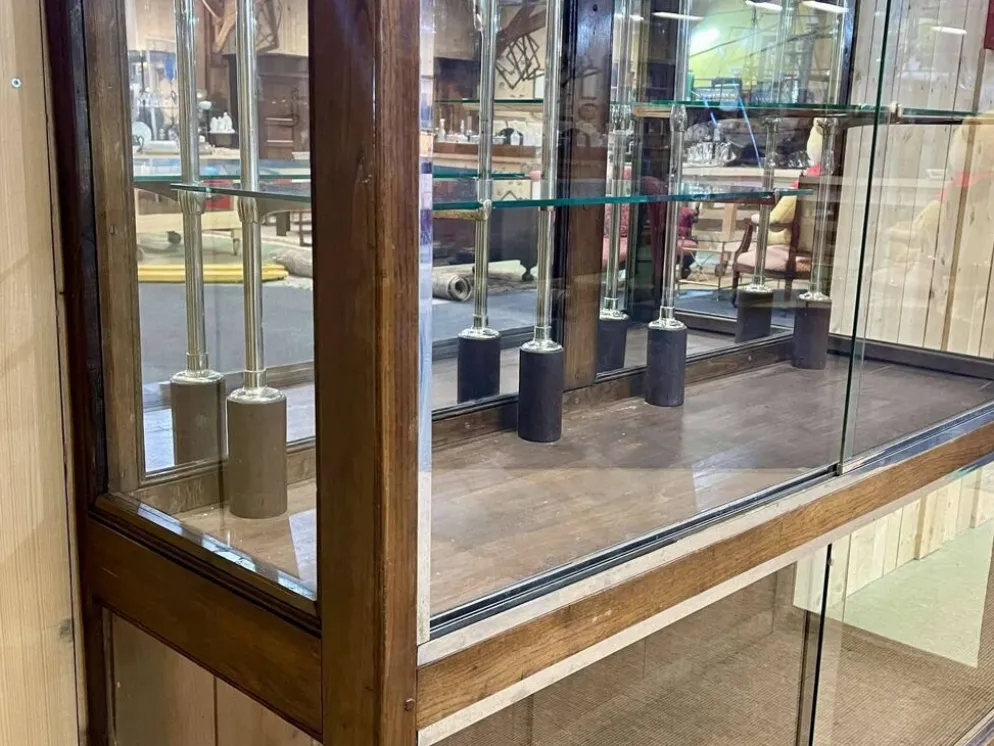 Vitrine de magasin début XXème en chêne à portes coulissantes