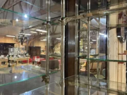 Vitrine de magasin début XXème en chêne à portes coulissantes