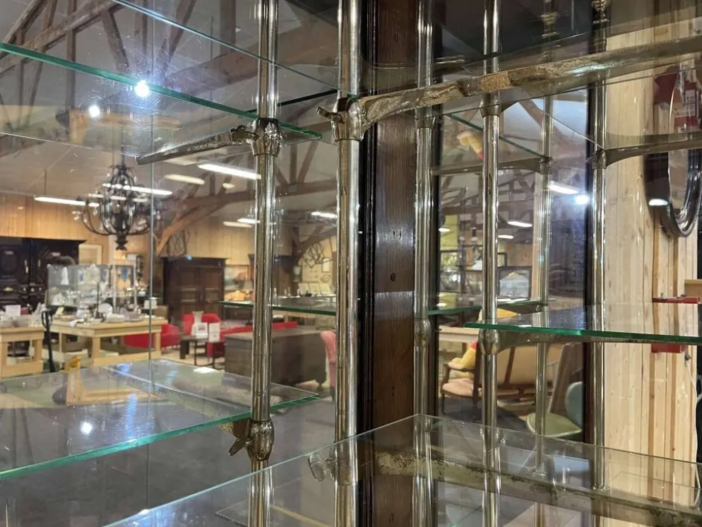 Vitrine de magasin début XXème en chêne à portes coulissantes