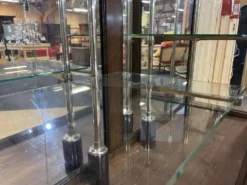 Vitrine de magasin début XXème en chêne à portes coulissantes