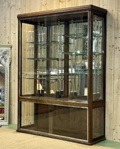 Vitrine de magasin début XXème en chêne à portes coulissantes