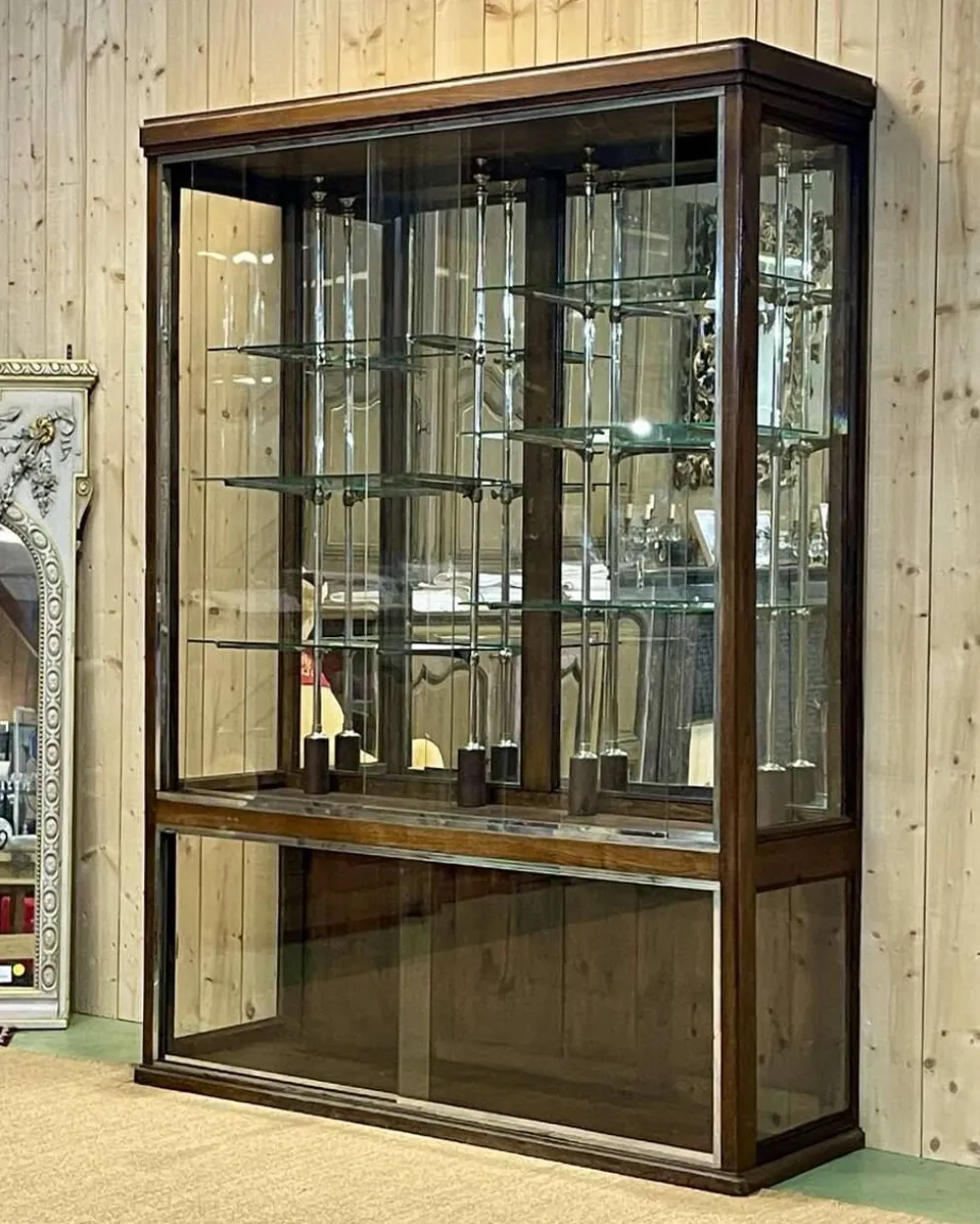 Vitrine de magasin début XXème en chêne à portes coulissantes