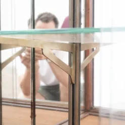 Vitrine de magasin en bois, verre et laiton – début du XXe siècle