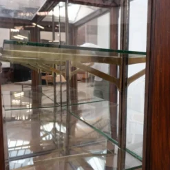 Vitrine de magasin en bois, verre et laiton – début du XXe siècle