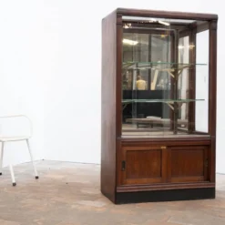 Vitrine de magasin en bois, verre et laiton – début du XXe siècle
